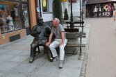 I kogo Andrzej trzyma za kolano ?